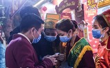 Người dân Hà Nội bịt khẩu trang phòng virus Corona mua vàng